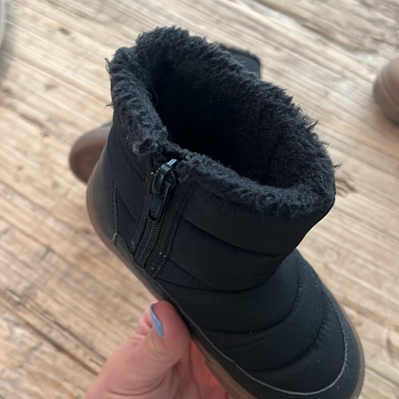 Set of 2 boys Boots - Picture 12 of 12